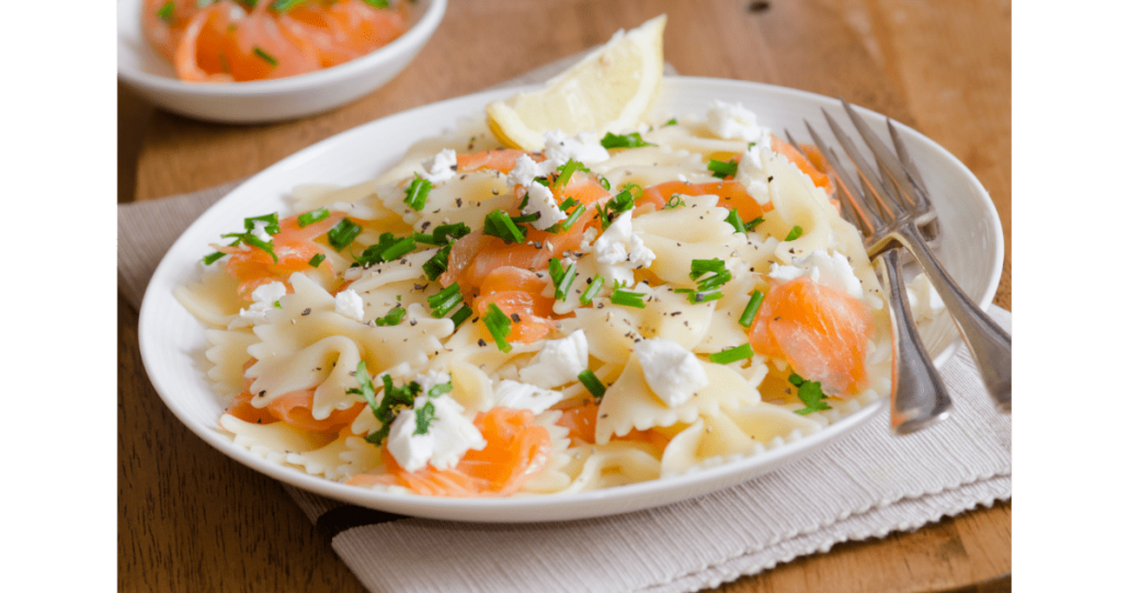Ensalada de pasta con salmón y verduras
